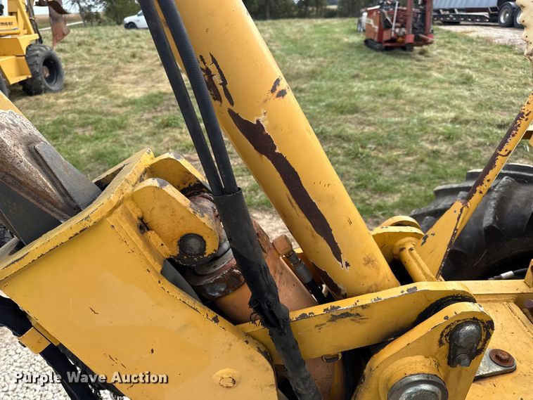 image for item EN0551 2000 Vermeer V8550A vibratory cable plow