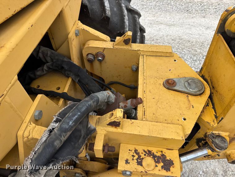 image for item EN0551 2000 Vermeer V8550A vibratory cable plow