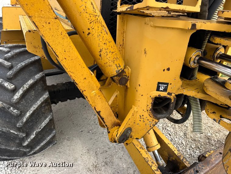 image for item EN0551 2000 Vermeer V8550A vibratory cable plow