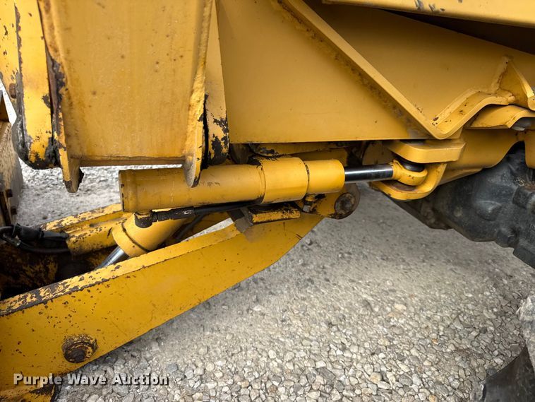 image for item EN0551 2000 Vermeer V8550A vibratory cable plow