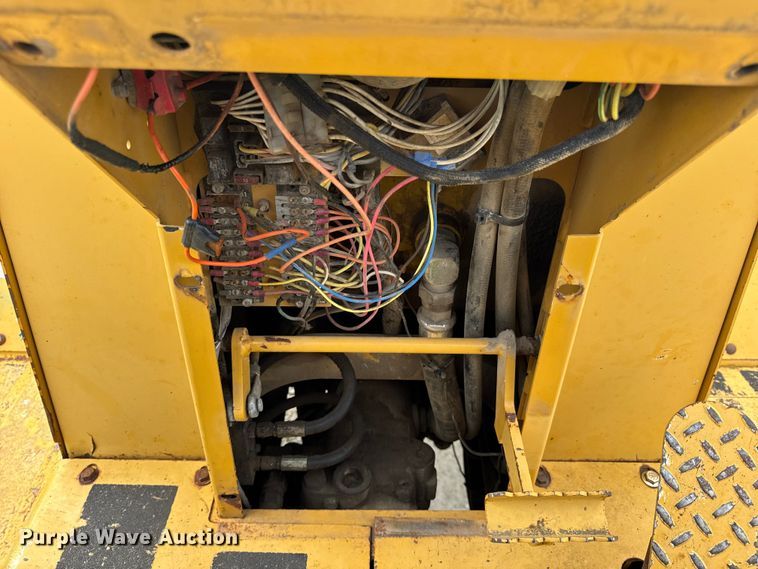 image for item EN0551 2000 Vermeer V8550A vibratory cable plow