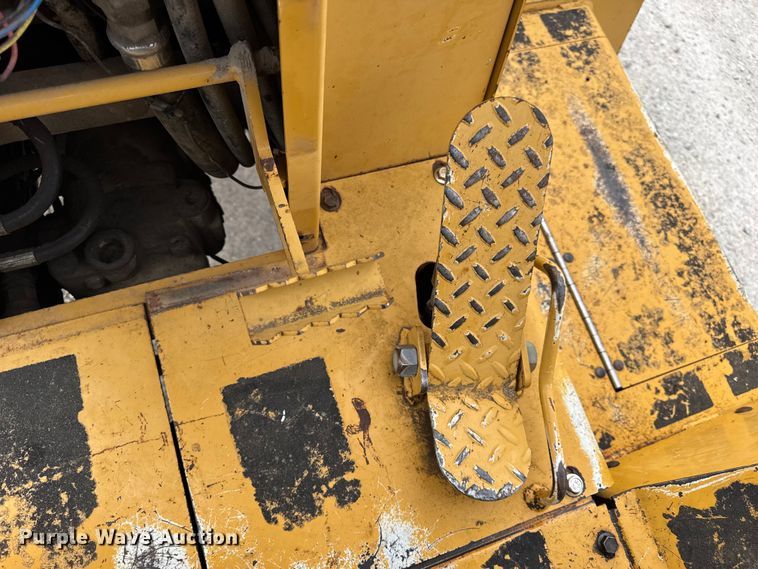 image for item EN0551 2000 Vermeer V8550A vibratory cable plow