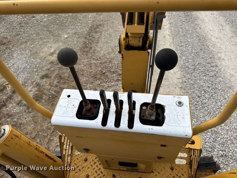 image for item EN0551 2000 Vermeer V8550A vibratory cable plow