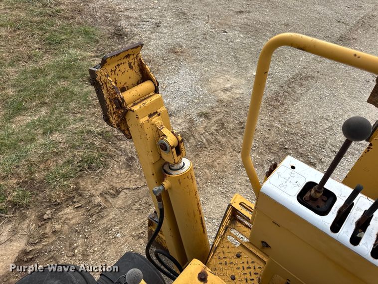 image for item EN0551 2000 Vermeer V8550A vibratory cable plow