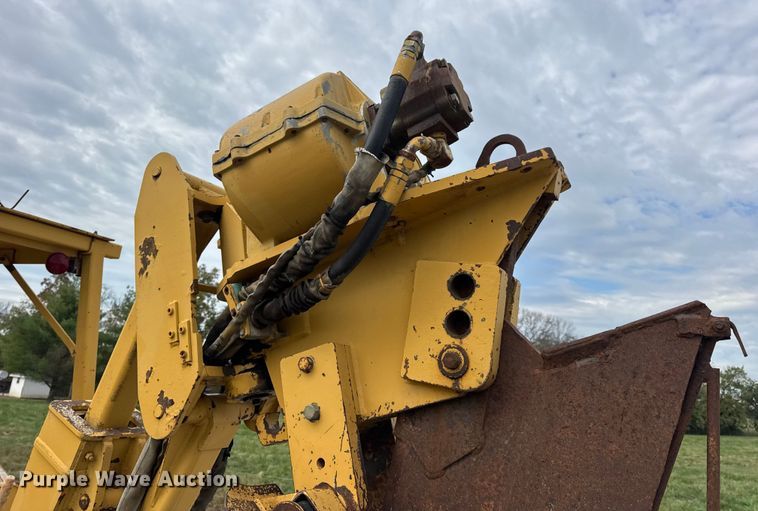 image for item EN0558 1994 Vermeer V8050 cable plow