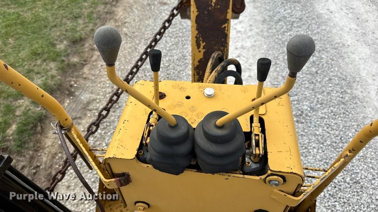 image for item EN0558 1994 Vermeer V8050 cable plow