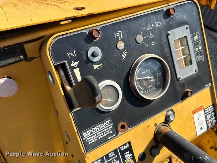 image for item EN0565 2002 Vermeer V120 vibratory cable plow