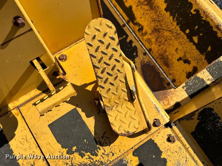 image for item EN0565 2002 Vermeer V120 vibratory cable plow