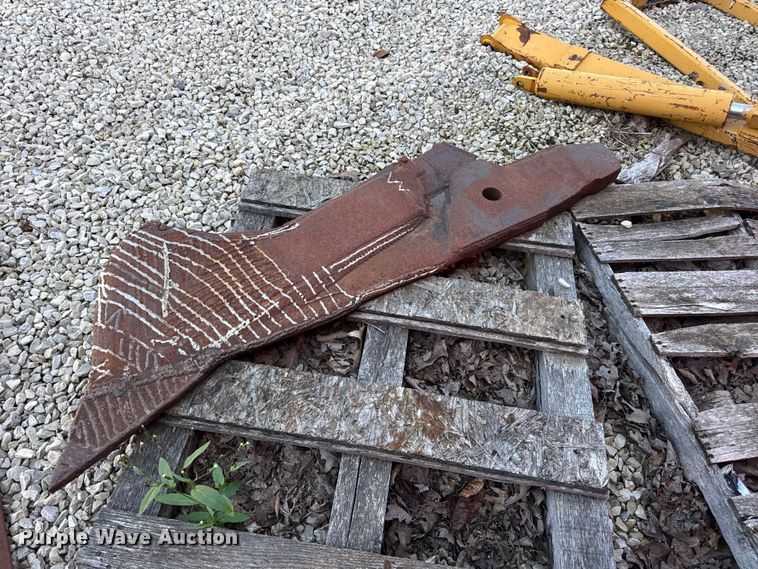 image for item EN0565 2002 Vermeer V120 vibratory cable plow