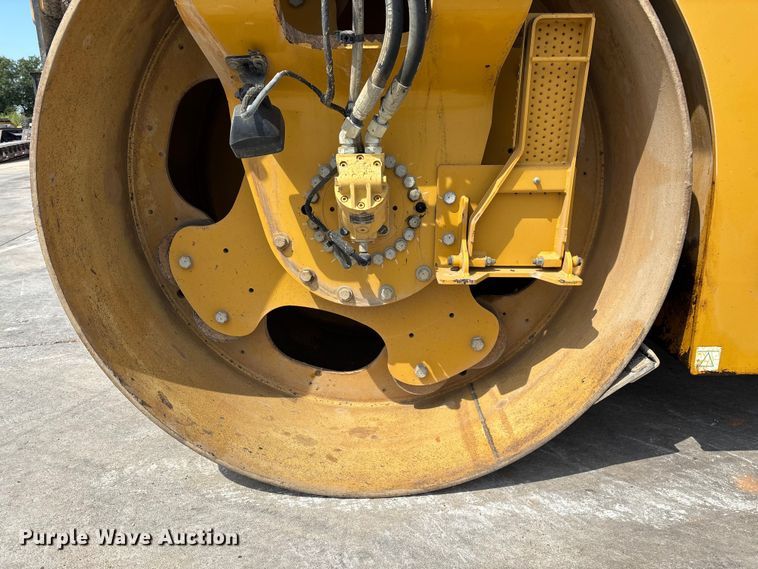 image for item EN5590 2019 Caterpillar CB13 double drum vibratory roller