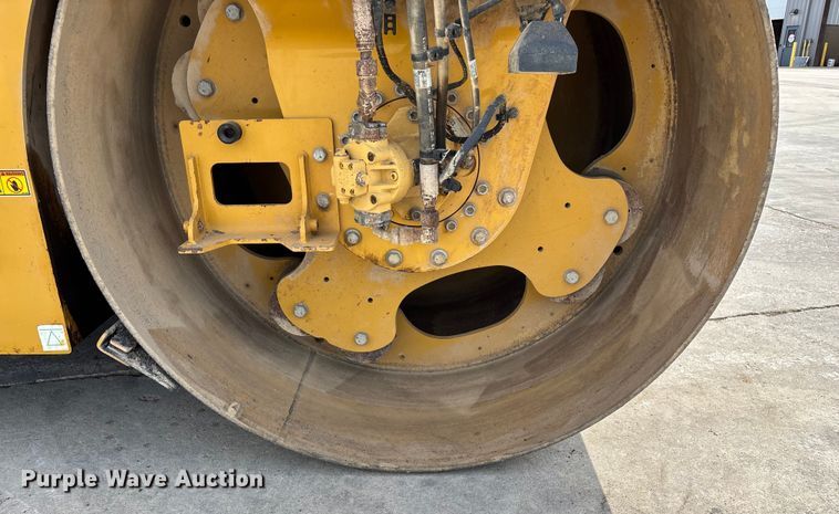 image for item EN5590 2019 Caterpillar CB13 double drum vibratory roller