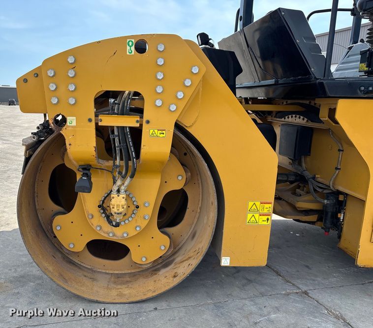 image for item EN5590 2019 Caterpillar CB13 double drum vibratory roller
