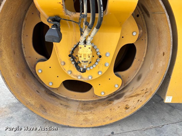 image for item EN5590 2019 Caterpillar CB13 double drum vibratory roller