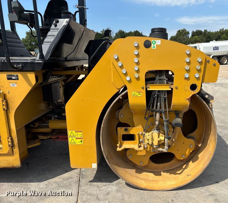 image for item EN5590 2019 Caterpillar CB13 double drum vibratory roller