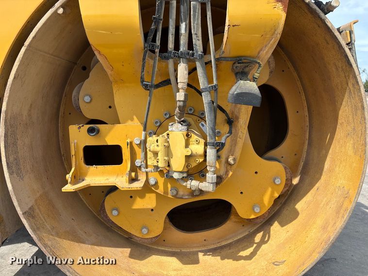 image for item EN5590 2019 Caterpillar CB13 double drum vibratory roller