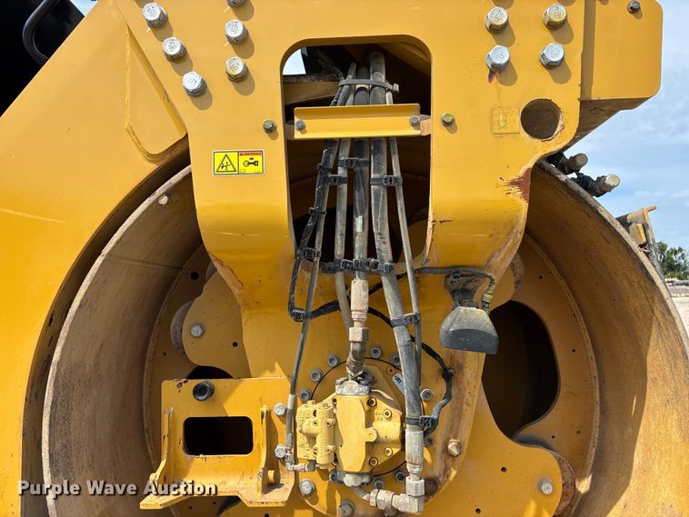 image for item EN5590 2019 Caterpillar CB13 double drum vibratory roller