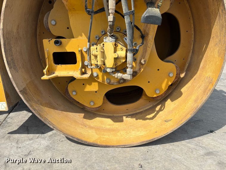 image for item EN5590 2019 Caterpillar CB13 double drum vibratory roller