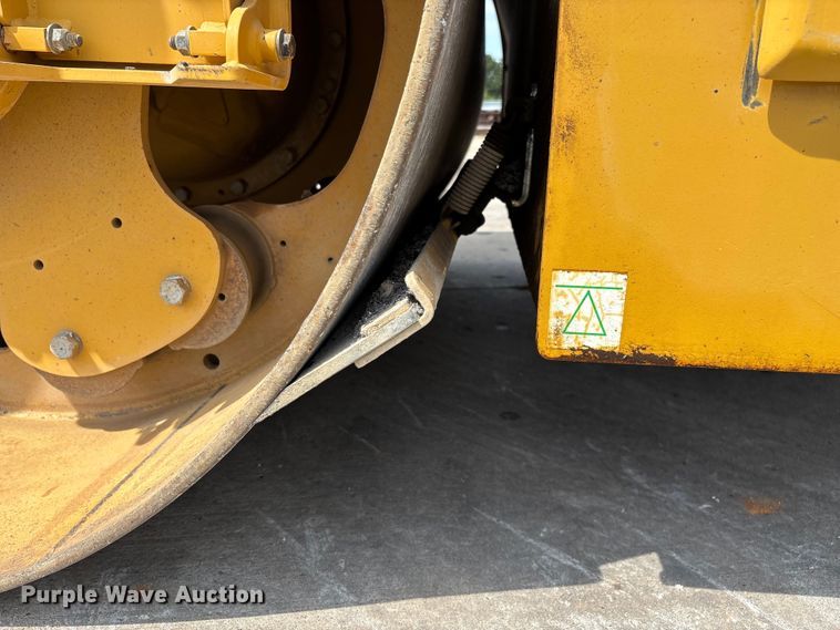 image for item EN5590 2019 Caterpillar CB13 double drum vibratory roller