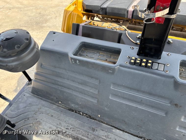 image for item EN5590 2019 Caterpillar CB13 double drum vibratory roller