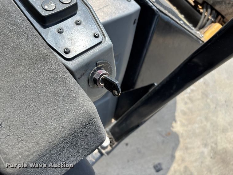 image for item EN5590 2019 Caterpillar CB13 double drum vibratory roller