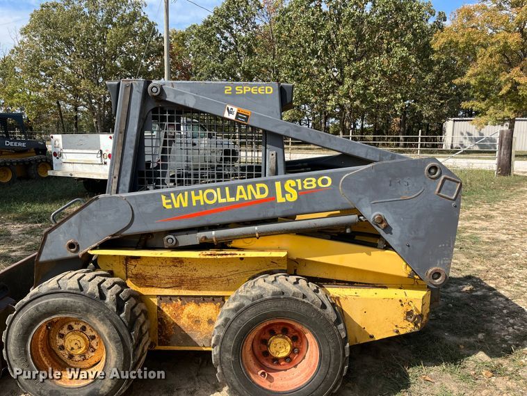 image for item EN5713 2000 New Holland LS180 skid steer loader