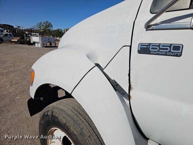 image for item EO4721 2000 Ford F650 flatbed truck