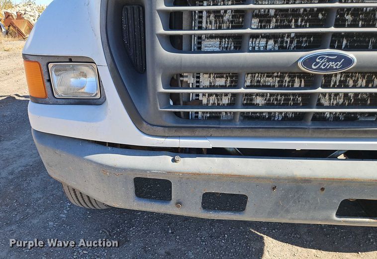 image for item EO4721 2000 Ford F650 flatbed truck