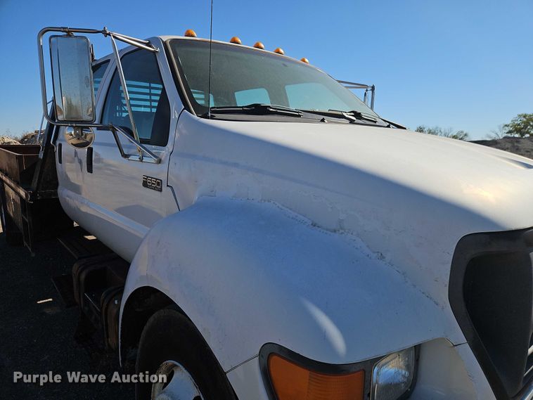 image for item EO4721 2000 Ford F650 flatbed truck