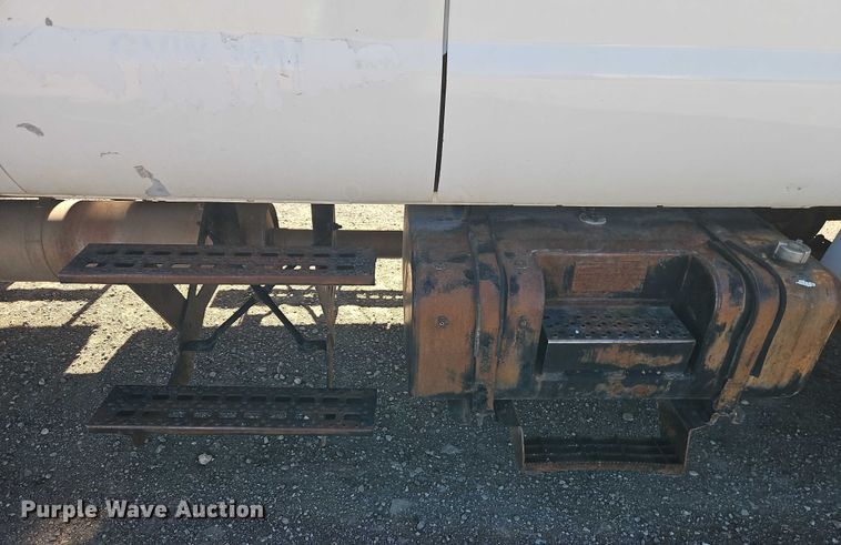 image for item EO4721 2000 Ford F650 flatbed truck