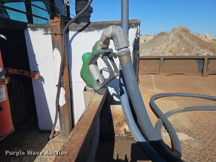 image for item EO4721 2000 Ford F650 flatbed truck