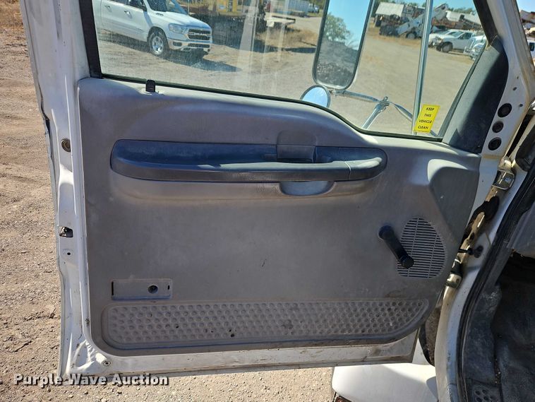 image for item EO4721 2000 Ford F650 flatbed truck