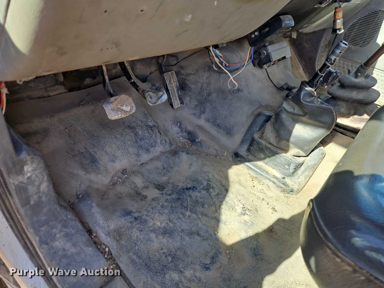 image for item EO4721 2000 Ford F650 flatbed truck