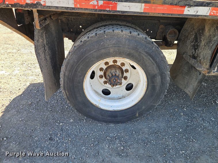 image for item EO4721 2000 Ford F650 flatbed truck