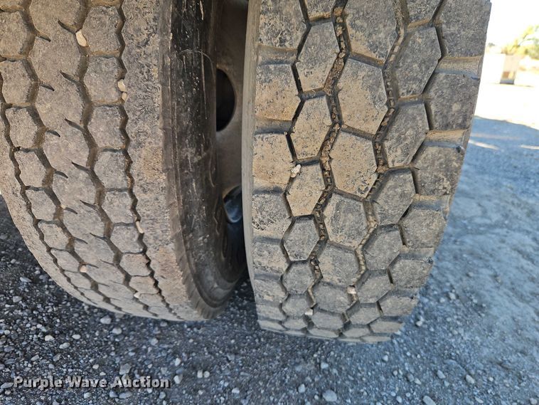 image for item EO4721 2000 Ford F650 flatbed truck