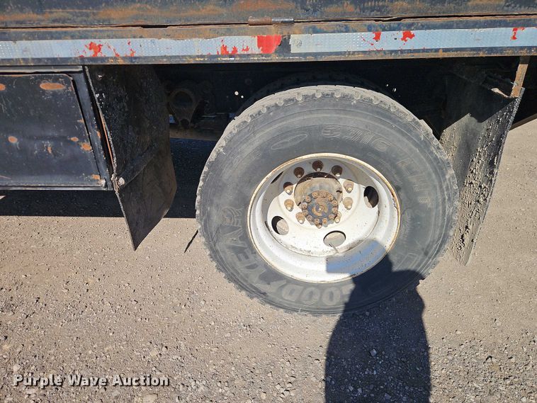 image for item EO4721 2000 Ford F650 flatbed truck