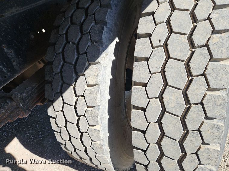 image for item EO4721 2000 Ford F650 flatbed truck