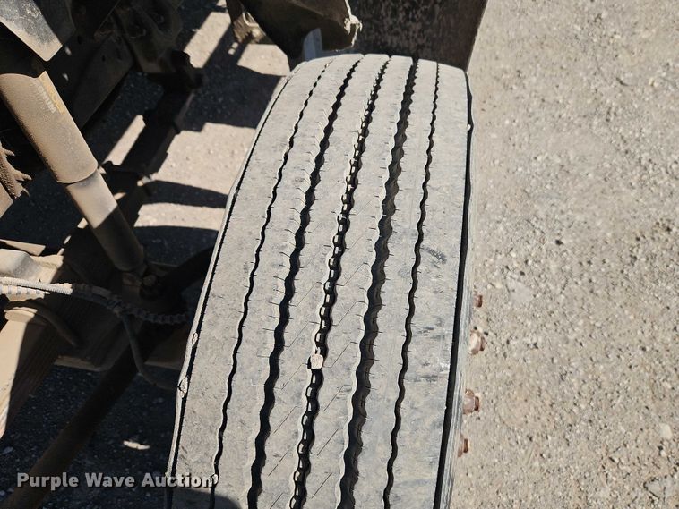 image for item EO4721 2000 Ford F650 flatbed truck