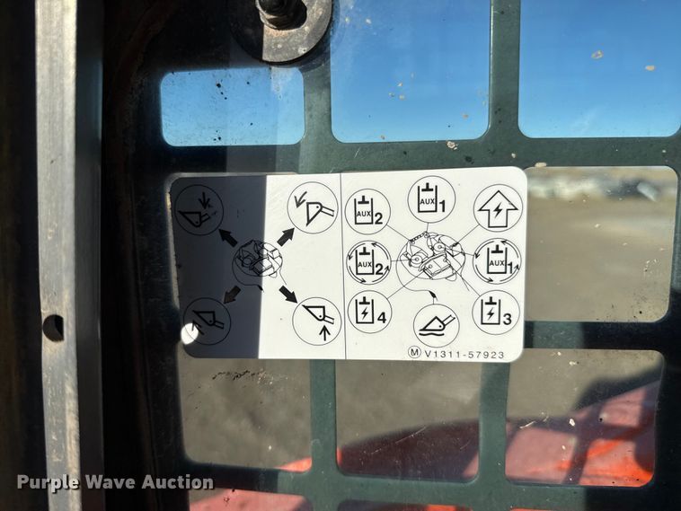 image for item EP0745 Kubota SVL95-2S skid steer loader