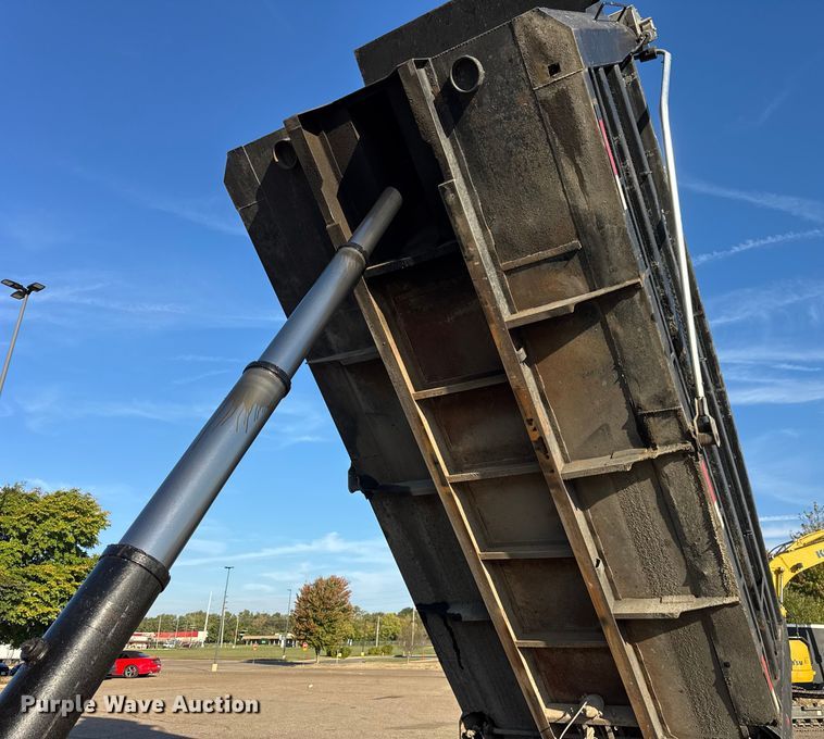 image for item ER0192 2005 Freightliner M2 dump truck