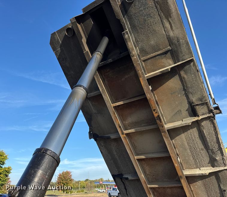 image for item ER0192 2005 Freightliner M2 dump truck