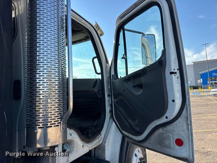 image for item ER0192 2005 Freightliner M2 dump truck