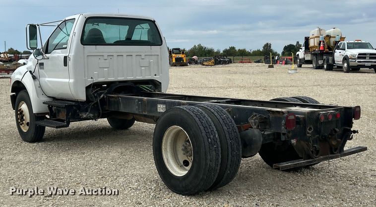 image for item ET3266 2006 Ford F750 Super Duty XL truck cab and chassis