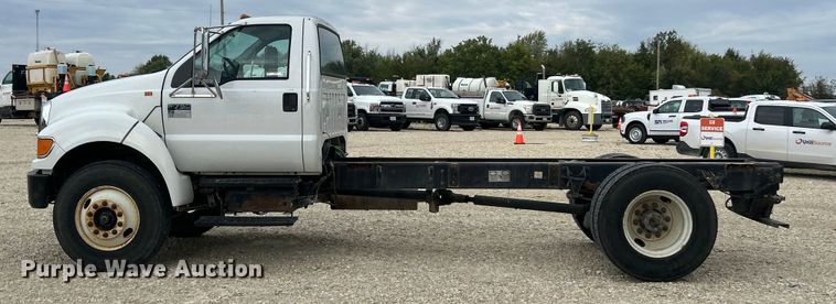 image for item ET3266 2006 Ford F750 Super Duty XL truck cab and chassis