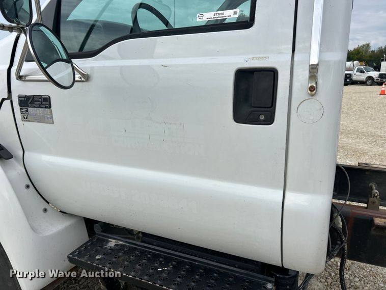 image for item ET3266 2006 Ford F750 Super Duty XL truck cab and chassis