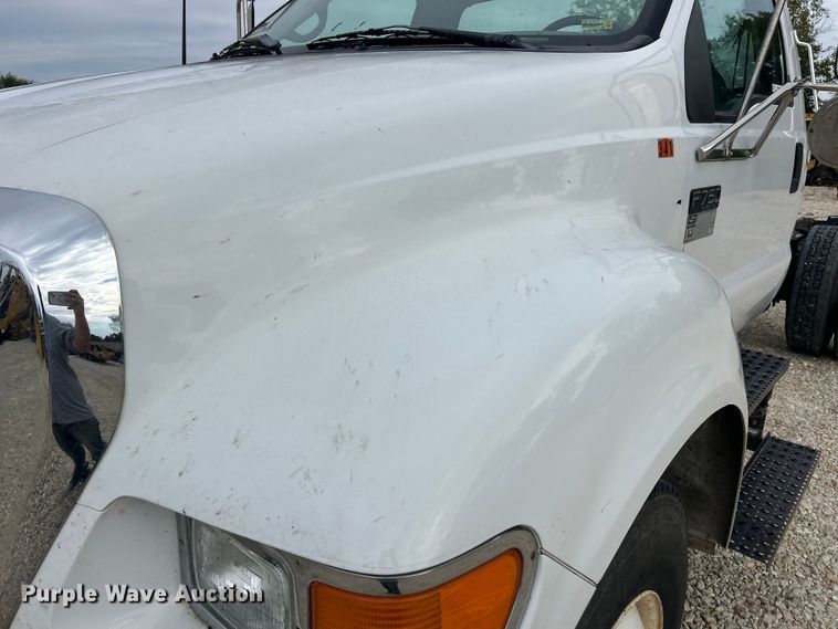 image for item ET3266 2006 Ford F750 Super Duty XL truck cab and chassis