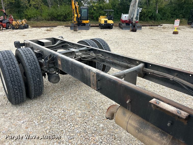 image for item ET3266 2006 Ford F750 Super Duty XL truck cab and chassis