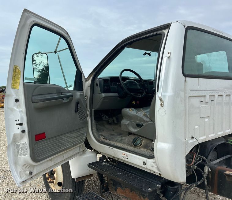 image for item ET3266 2006 Ford F750 Super Duty XL truck cab and chassis