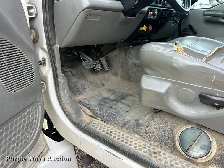 image for item ET3266 2006 Ford F750 Super Duty XL truck cab and chassis