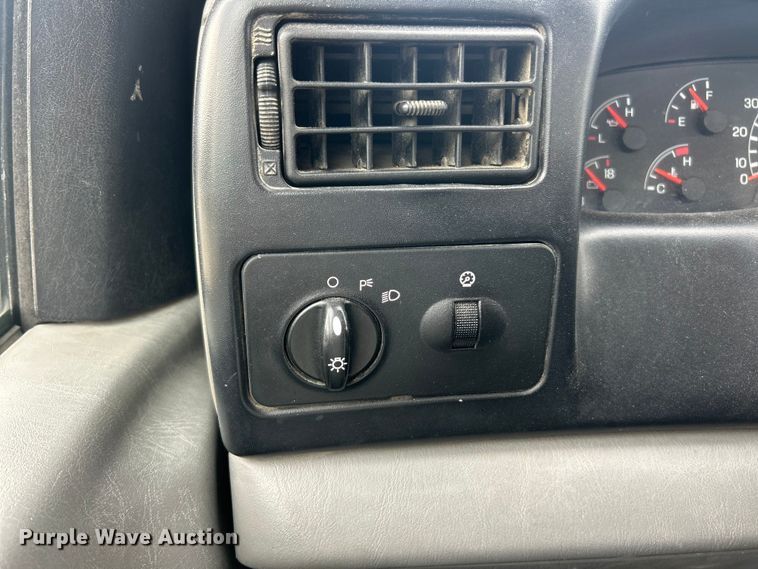 image for item ET3266 2006 Ford F750 Super Duty XL truck cab and chassis