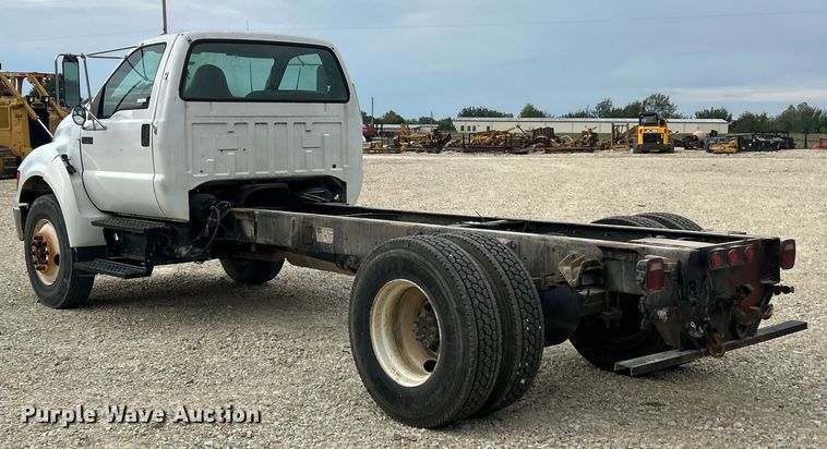 image for item ET3267 2006 Ford F750 Super Duty XL truck cab and chassis